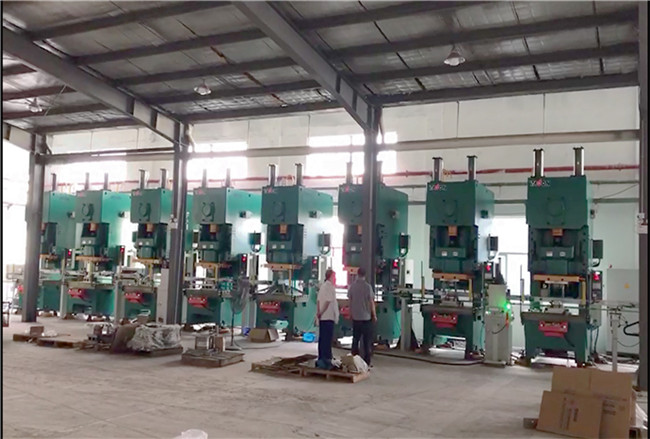 9臺沖床連線機(jī)械手沖壓生產(chǎn)線